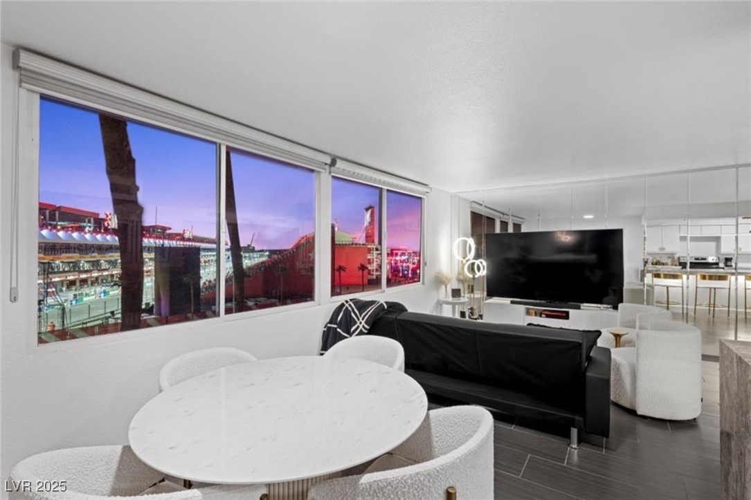 205 E Harmon Avenue 406