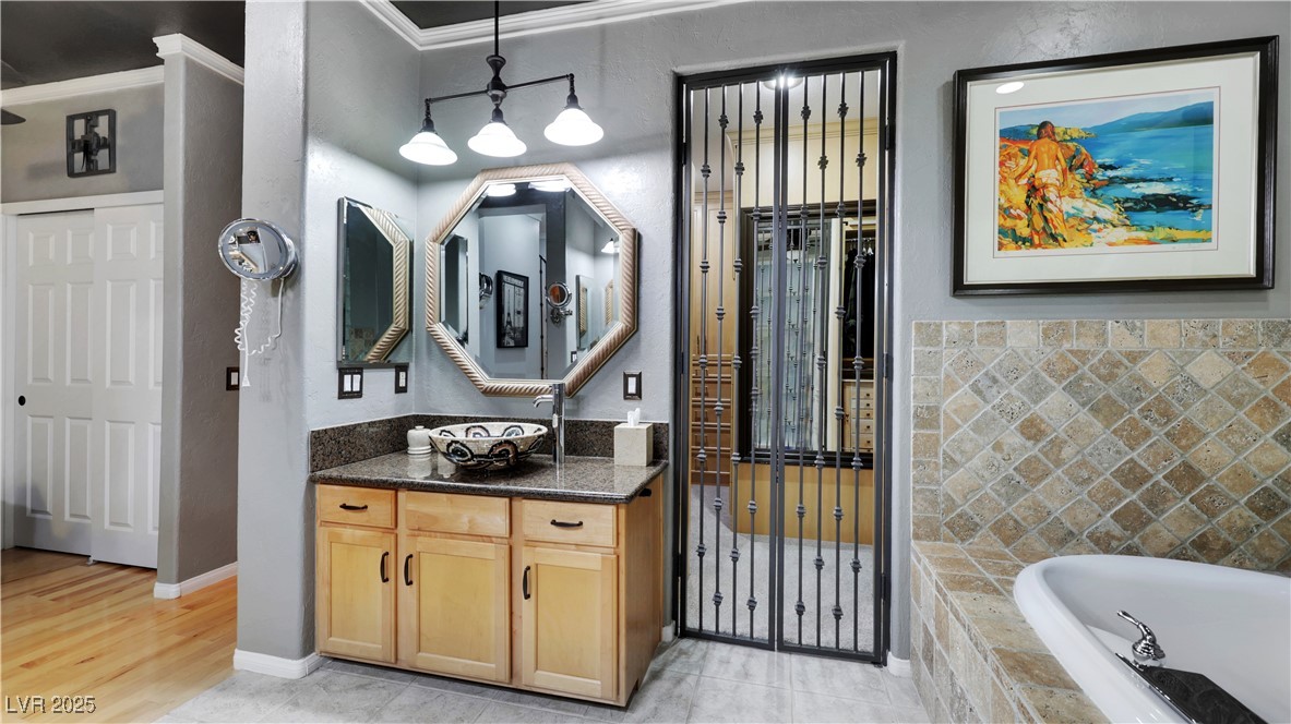 Las Vegas, Nevada 89141, United States, 5 Bedrooms Bedrooms, ,5 BathroomsBathrooms,Residential,Active,201655