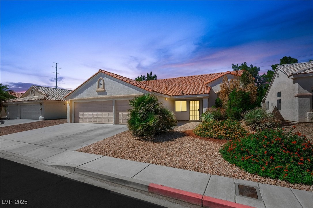 Las Vegas, Nevada 89122, United States, 4 Bedrooms Bedrooms, ,2 BathroomsBathrooms,Residential,Active,220332
