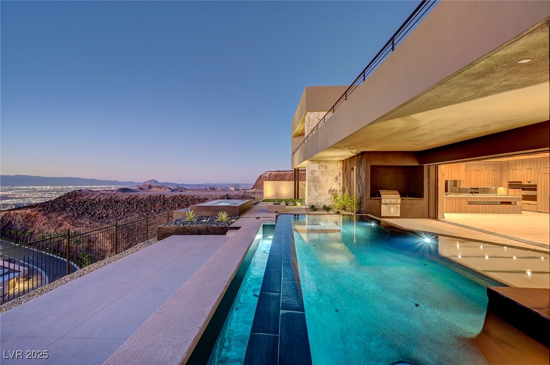 607 Grand Rim Drive