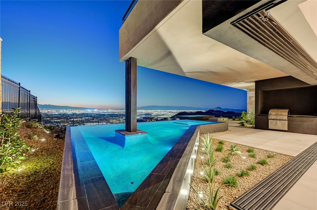 607 Grand Rim Drive