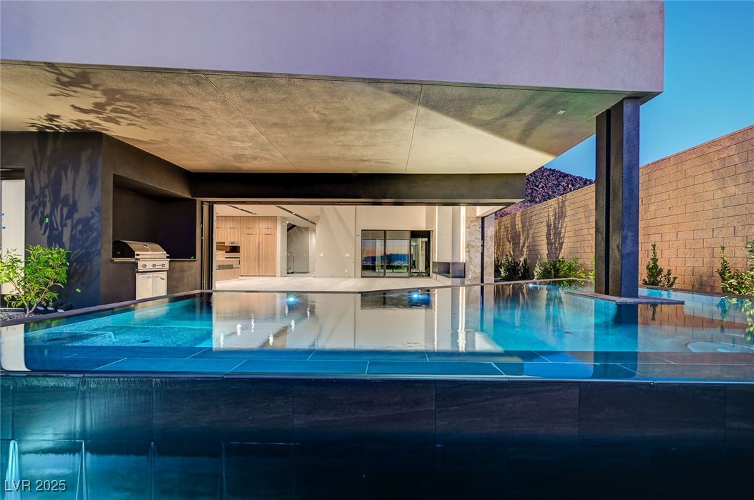 607 Grand Rim Drive