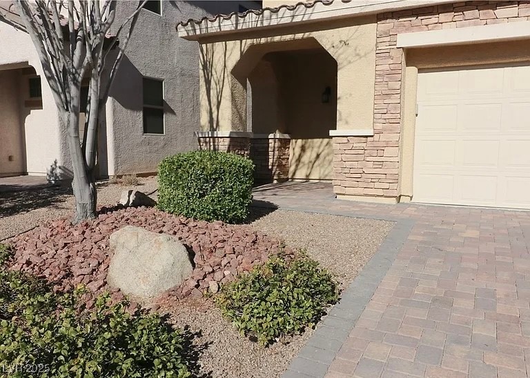 Properties 4 242 Botanic Gardens Drive