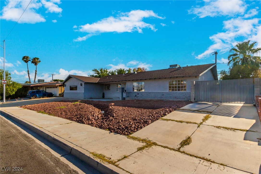 Photo 3 of 32 of 2100 Las Flores Street house