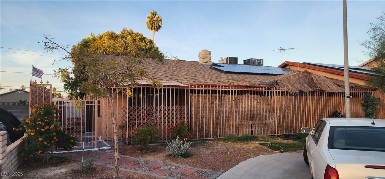 Properties 3 2904 W Oakey Boulevard