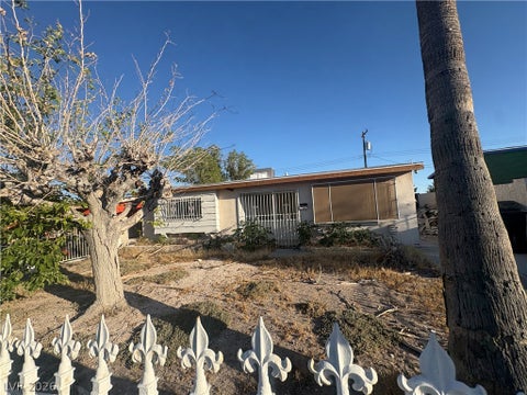 Homes For Sale - 833 Duquesne Avenue<br/> Clark County, North Las Vegas, NV 89030