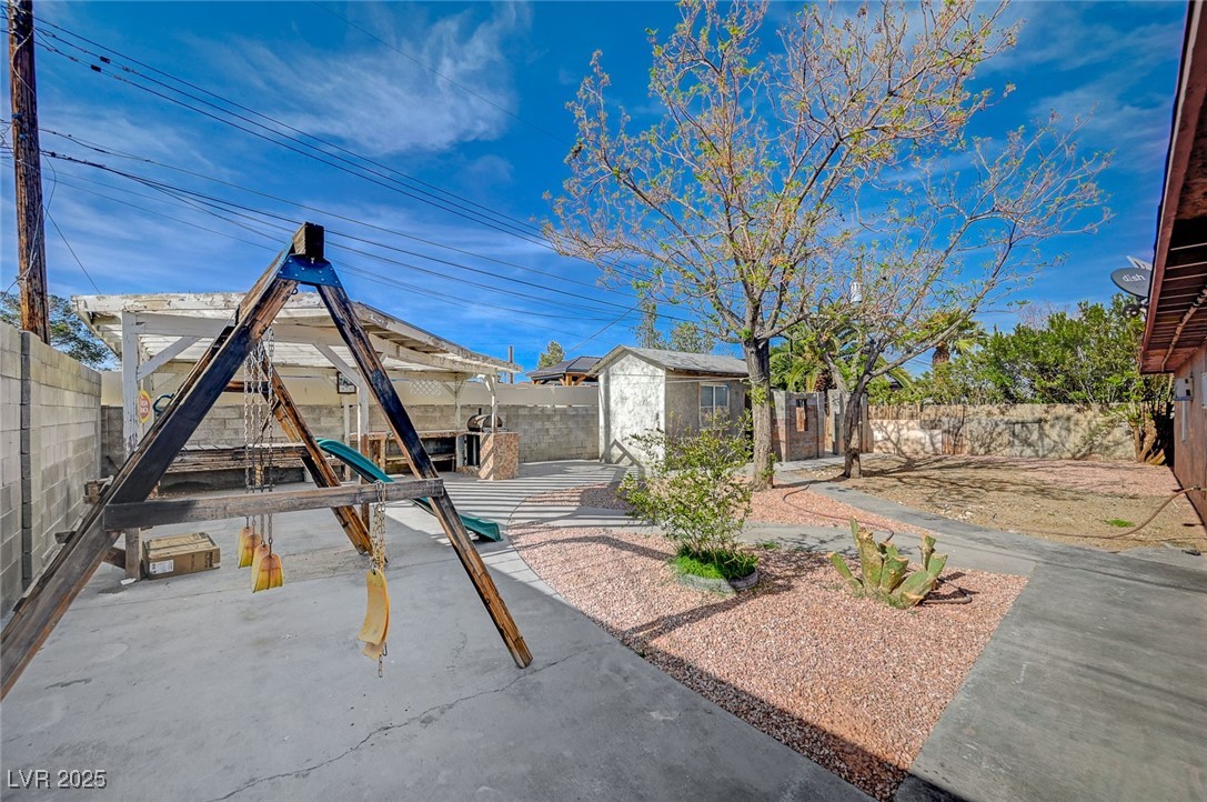 Las Vegas, Nevada 89108, United States, 4 Bedrooms Bedrooms, ,2 BathroomsBathrooms,Residential,Active,93368