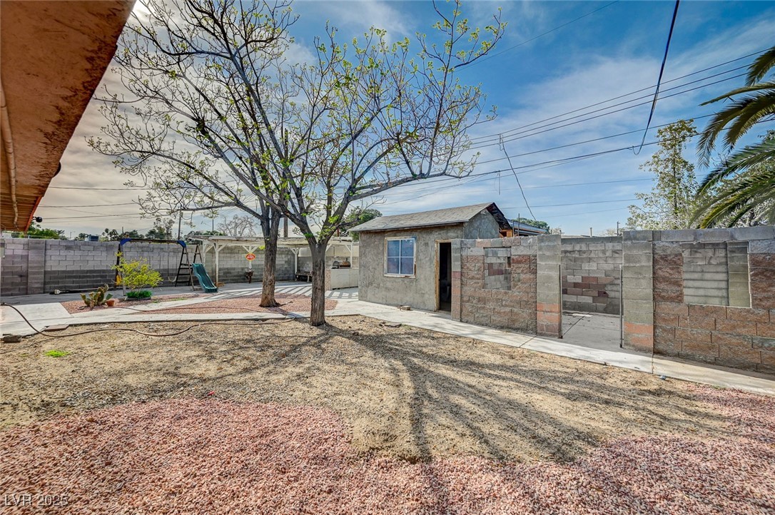 Las Vegas, Nevada 89108, United States, 4 Bedrooms Bedrooms, ,2 BathroomsBathrooms,Residential,Active,93368