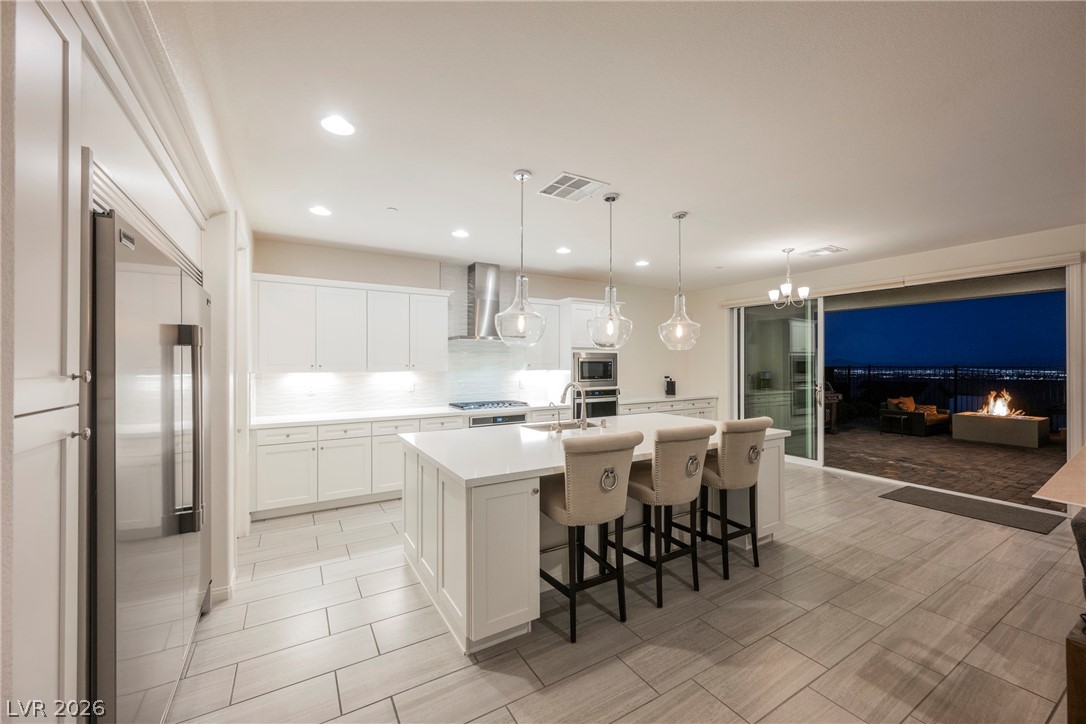 4564 Amazing View Street