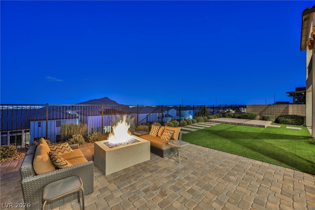 4564 Amazing View Street