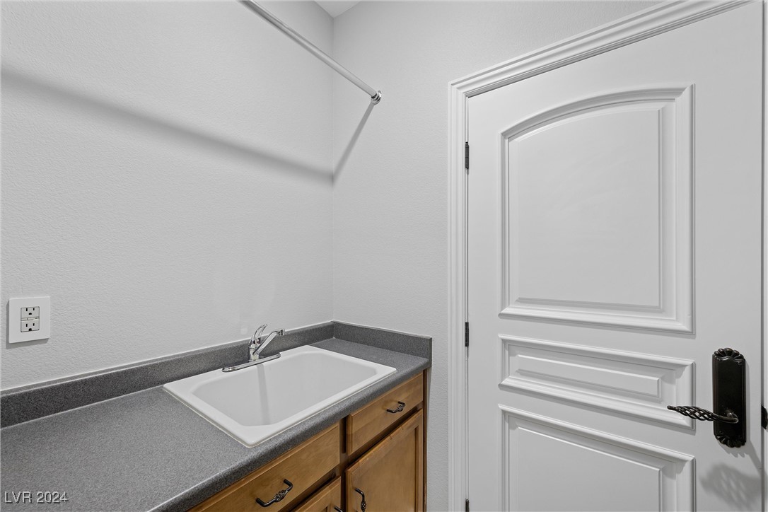 Henderson, Nevada 89052, United States, 6 Bedrooms Bedrooms, ,5 BathroomsBathrooms,Residential,Pending,30722