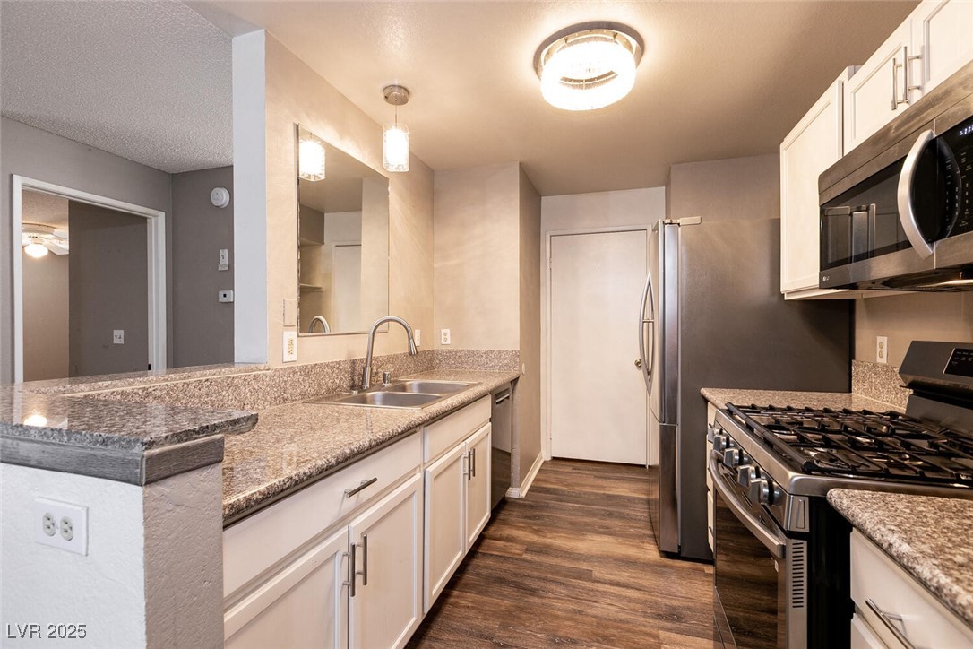 Las Vegas, Nevada 89117, United States, 2 Bedrooms Bedrooms, ,2 BathroomsBathrooms,Residential,Pending,16751