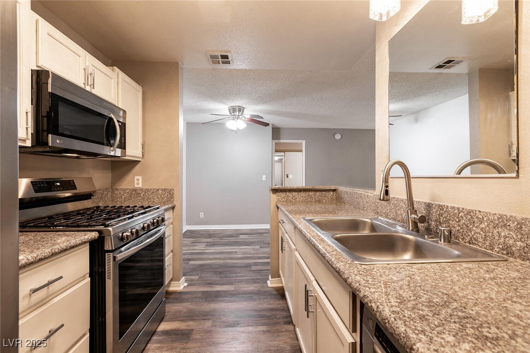 Las Vegas, Nevada 89117, United States, 2 Bedrooms Bedrooms, ,2 BathroomsBathrooms,Residential,Pending,16751