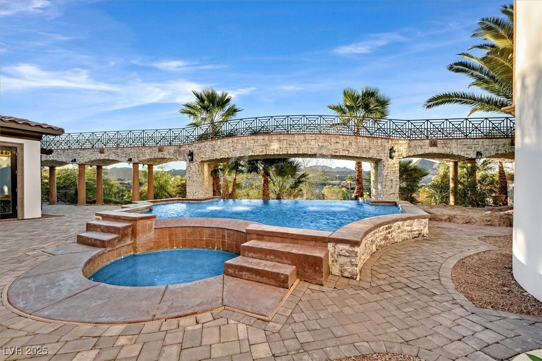 8 Rue Mediterra Drive