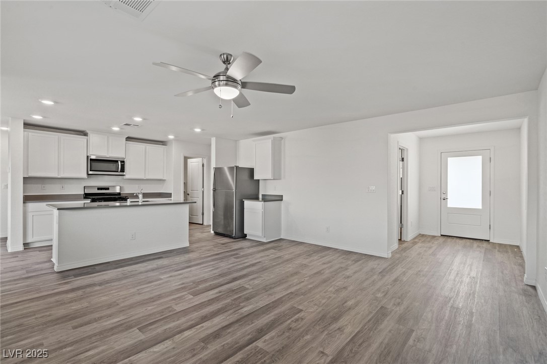 4253 Gold Desert Street