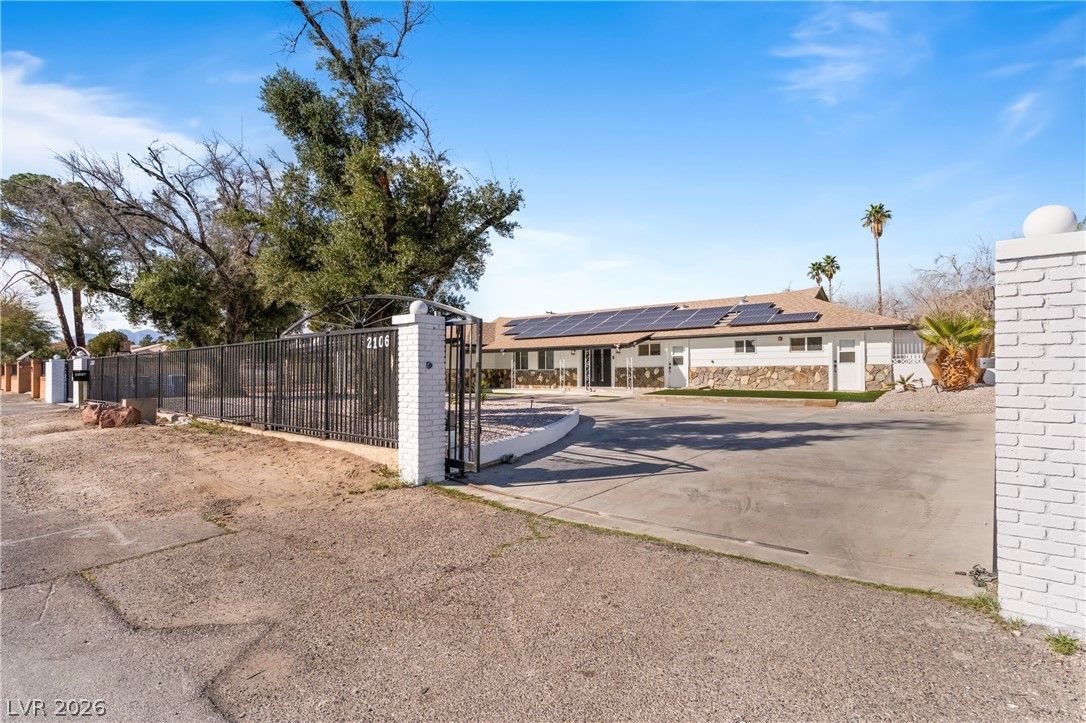 2106 W Oakey Boulevard