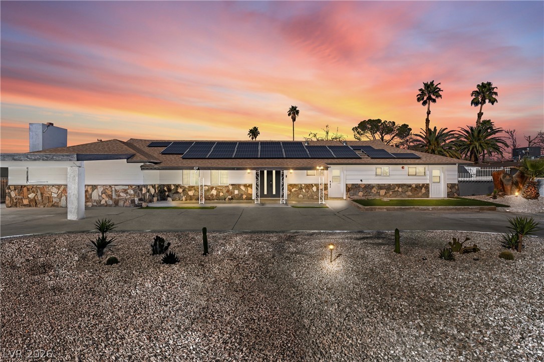 2106 W Oakey Boulevard