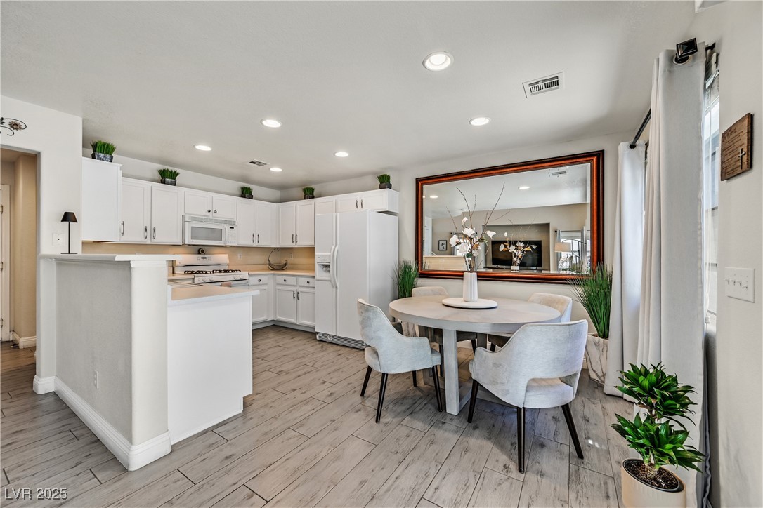 Las Vegas, Nevada 89183, United States, 2 Bedrooms Bedrooms, ,3 BathroomsBathrooms,Residential,Active,170115