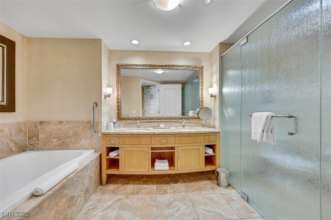 2000 N Fashion Show Drive 2514