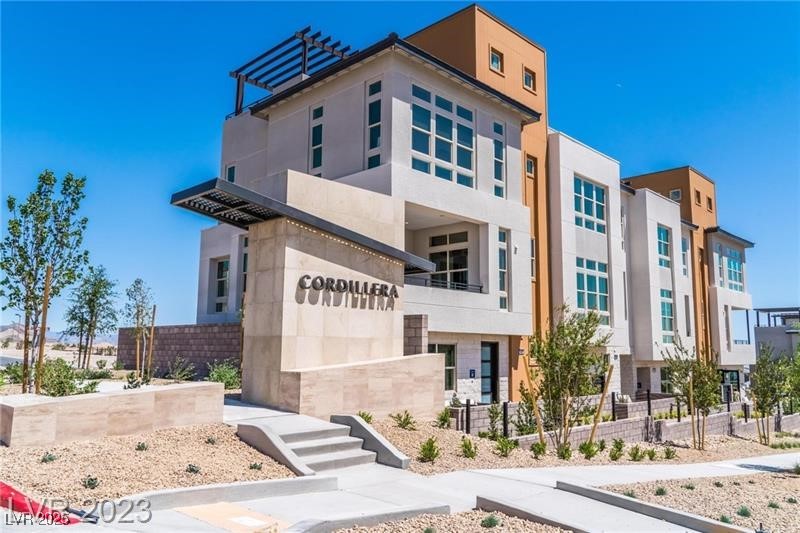 Properties 1 646 Spotted Falcon Street