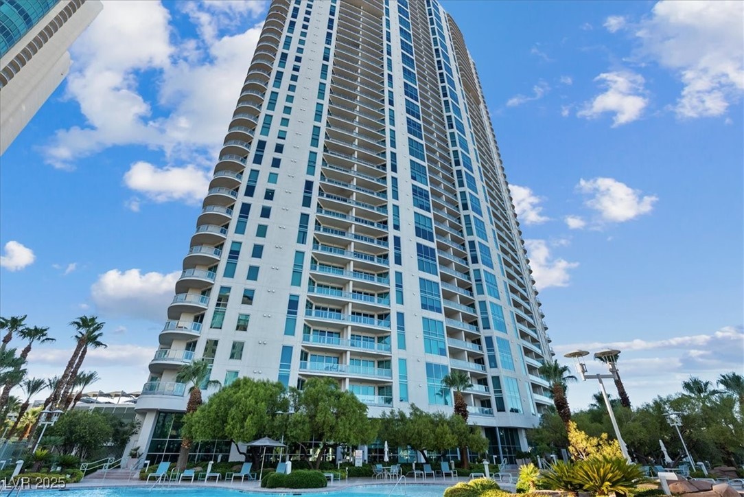 Las Vegas, Nevada 89109, United States, 2 Bedrooms Bedrooms, ,2 BathroomsBathrooms,Residential,Active,195945