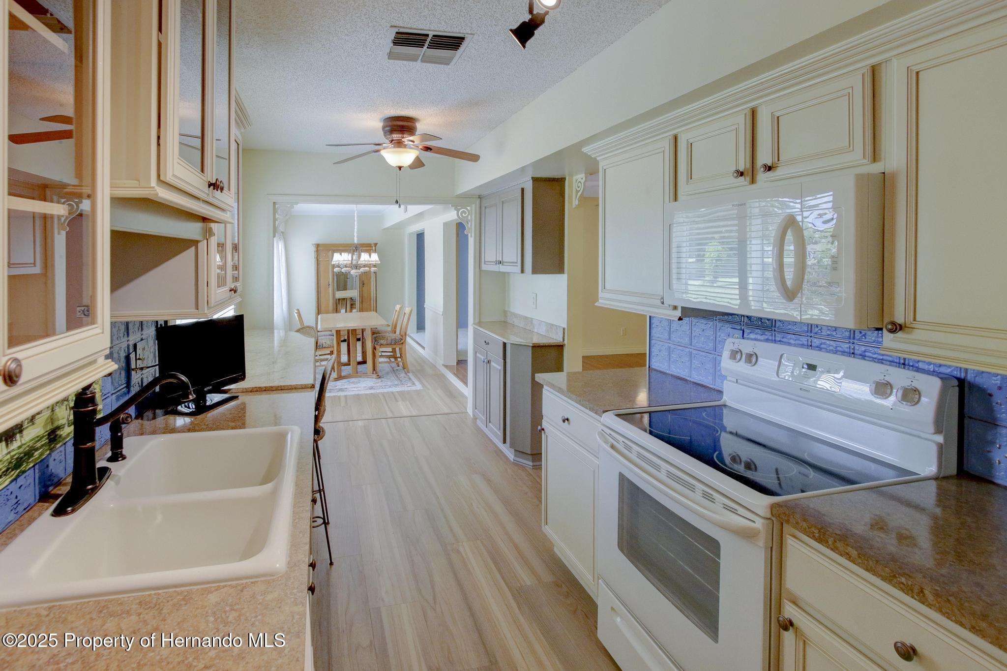 7662 St Andrews Boulevard, Weeki Wachee, Florida image 28