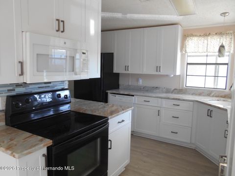 Mobile Home For Sale - 8223 Fortune Hunter Drive<br/> Hernando County, Brooksville, FL 34613