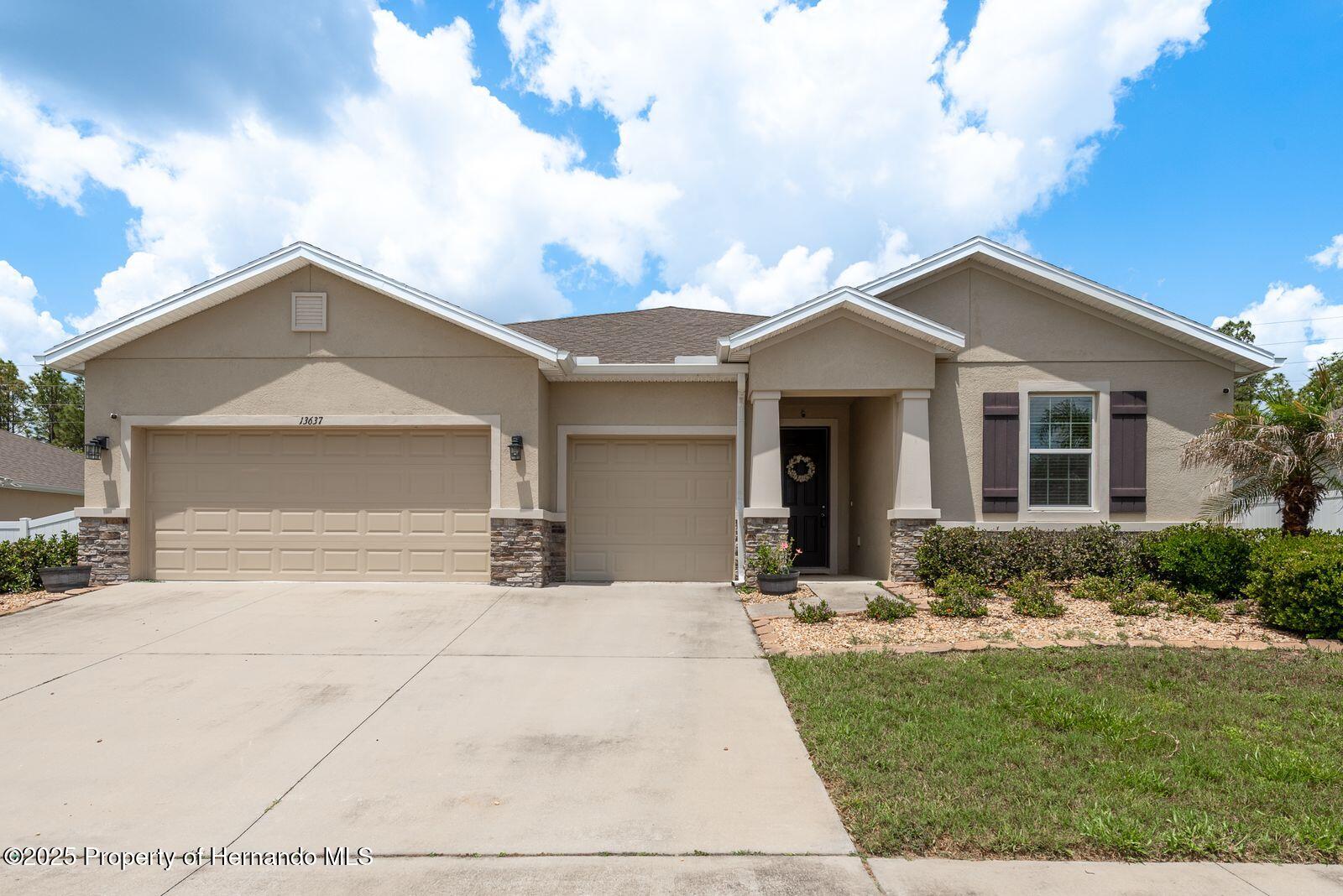 13637 Blythewood Drive, Spring Hill, Florida image 2
