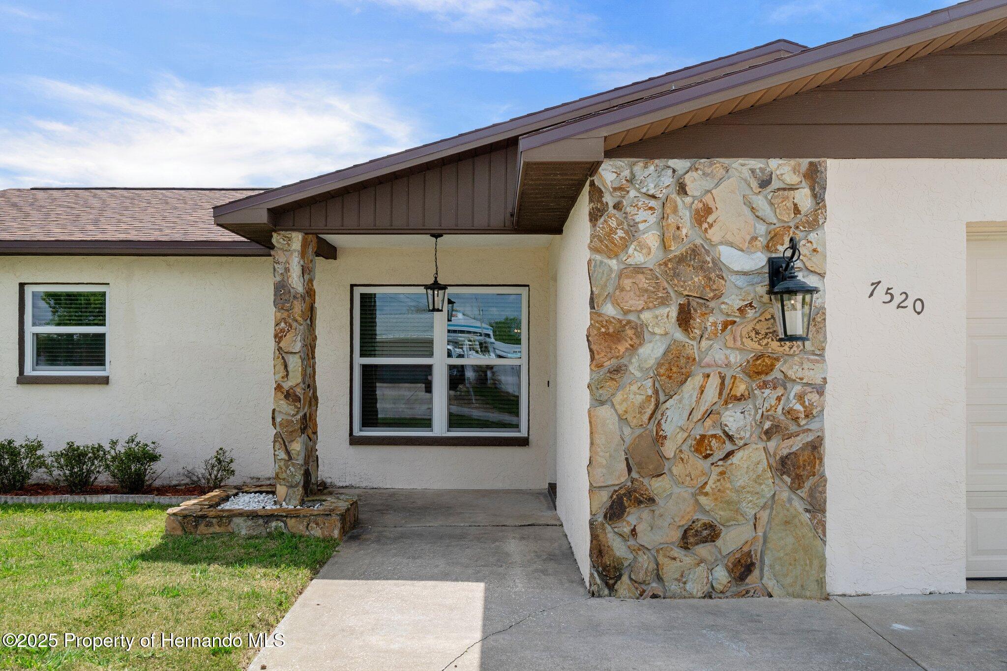 7520 Mako Drive, Hudson, Florida image 12