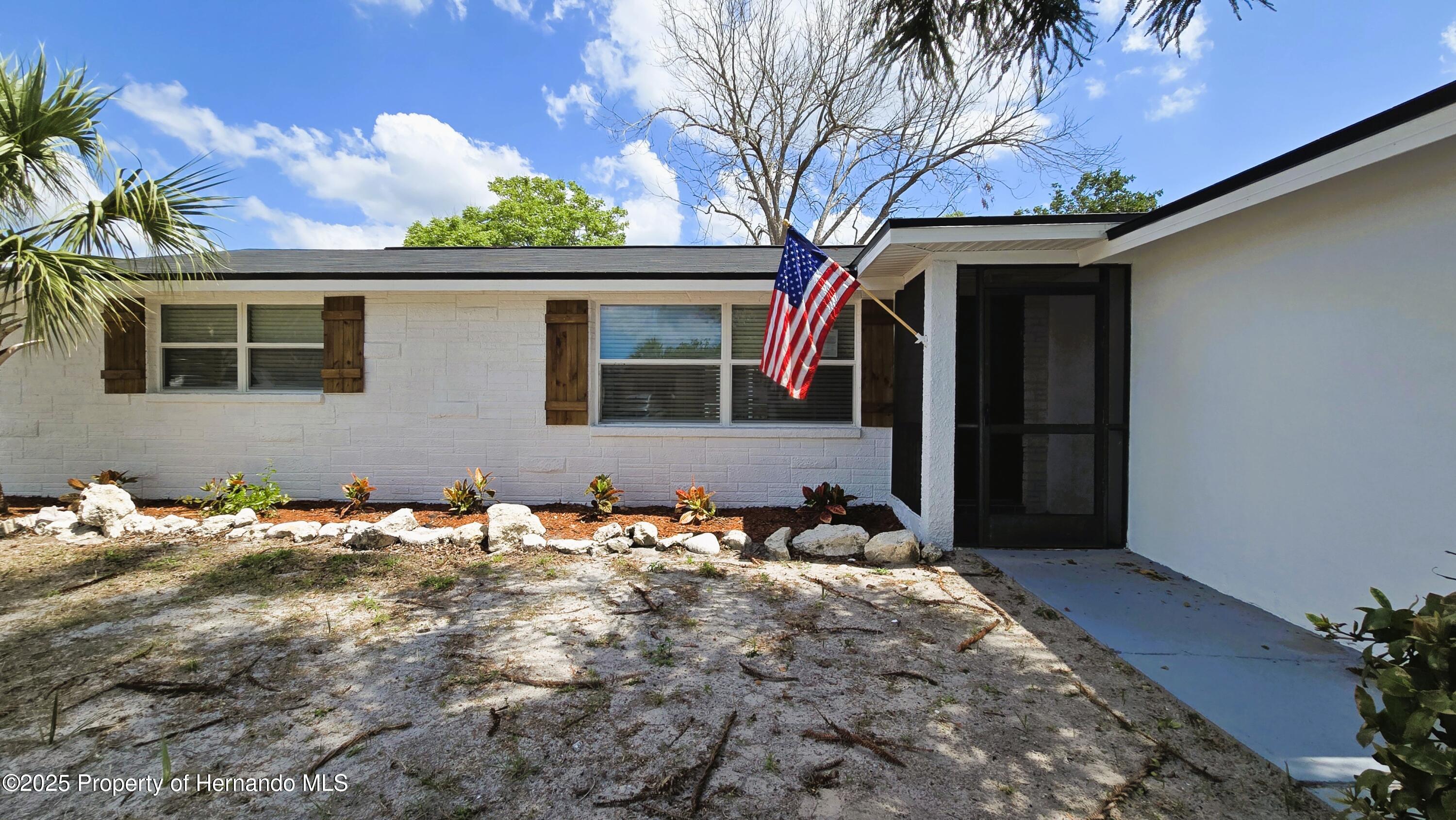 8640 Spanish Moss Drive, Port Richey, Florida image 2