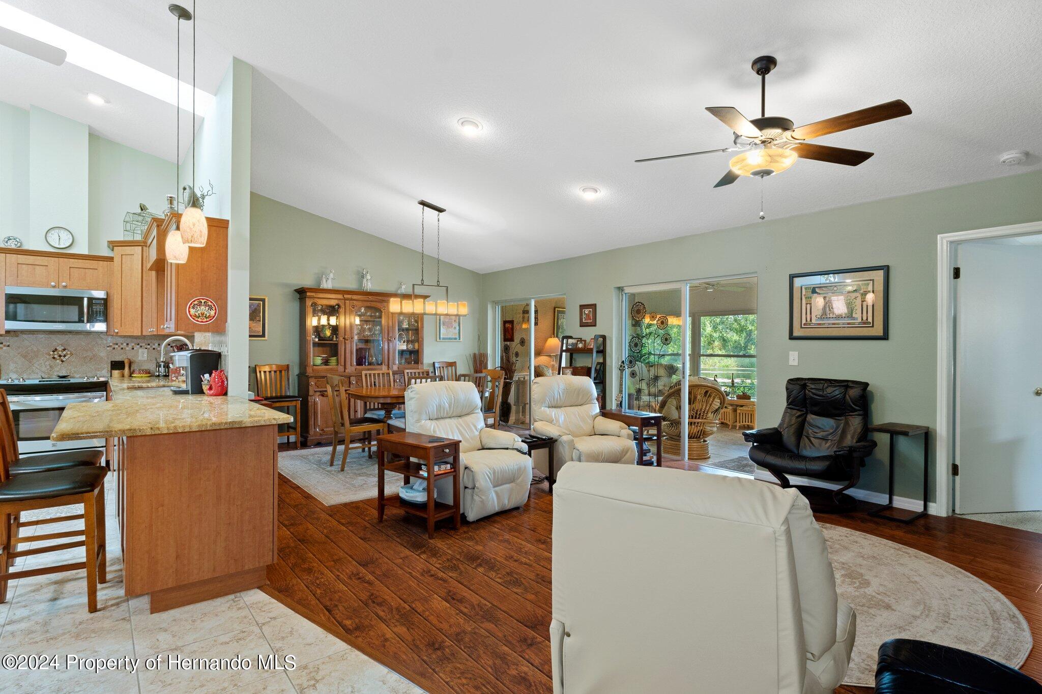 7472 Heather Walk Drive, Weeki Wachee, Florida image 7