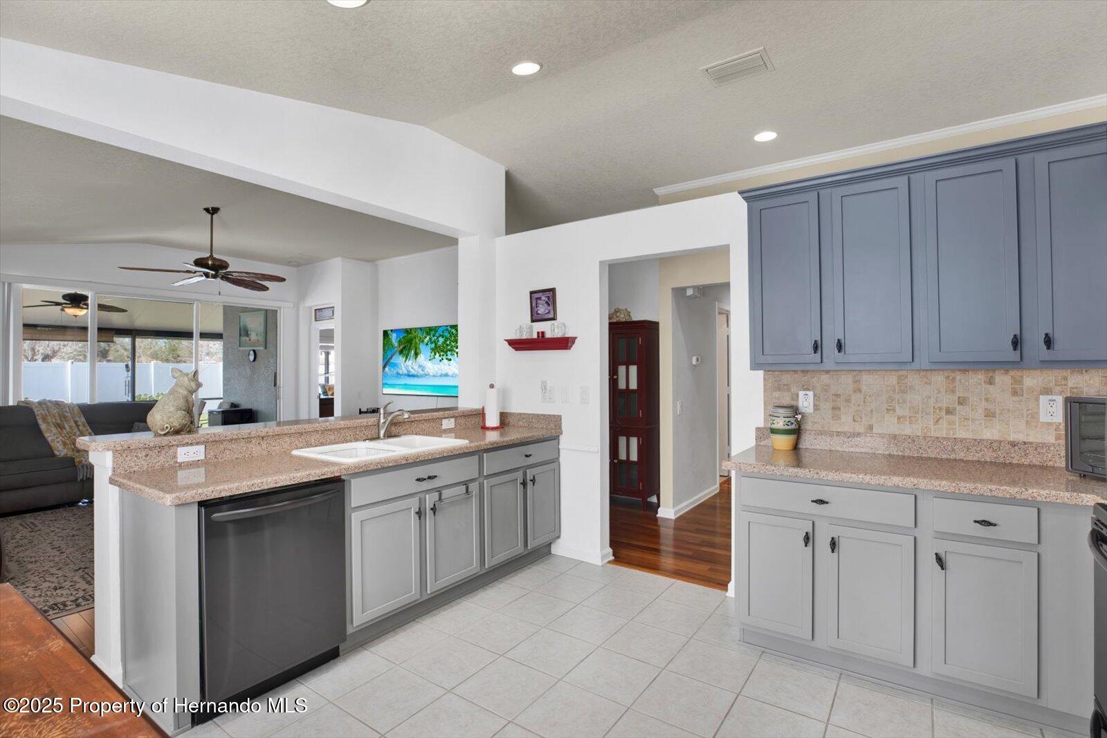 Brooksville, Florida 34604, United States, 3 Bedrooms Bedrooms, ,2 BathroomsBathrooms,Residential,Pending,78789