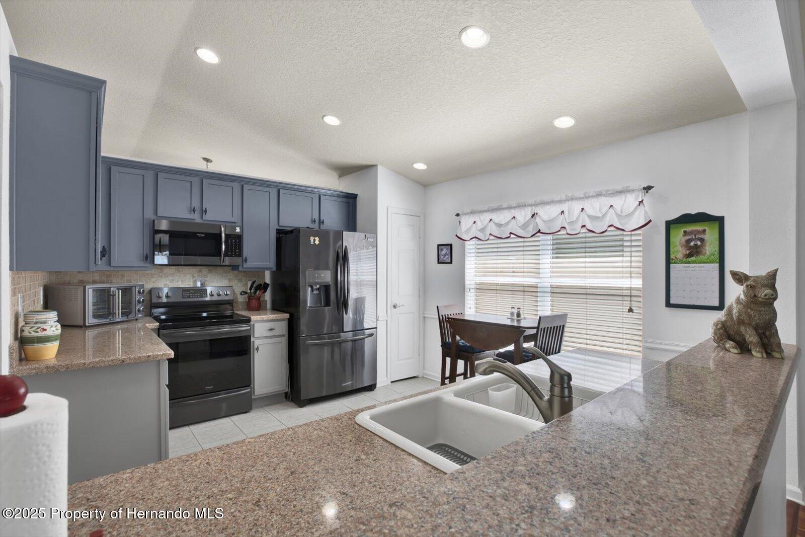 Brooksville, Florida 34604, United States, 3 Bedrooms Bedrooms, ,2 BathroomsBathrooms,Residential,Pending,78789