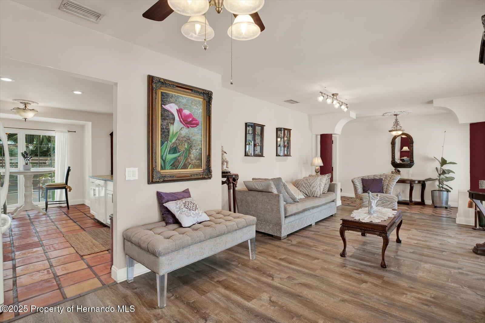8516 Wooddrift Dr Drive, Tampa, Florida image 5