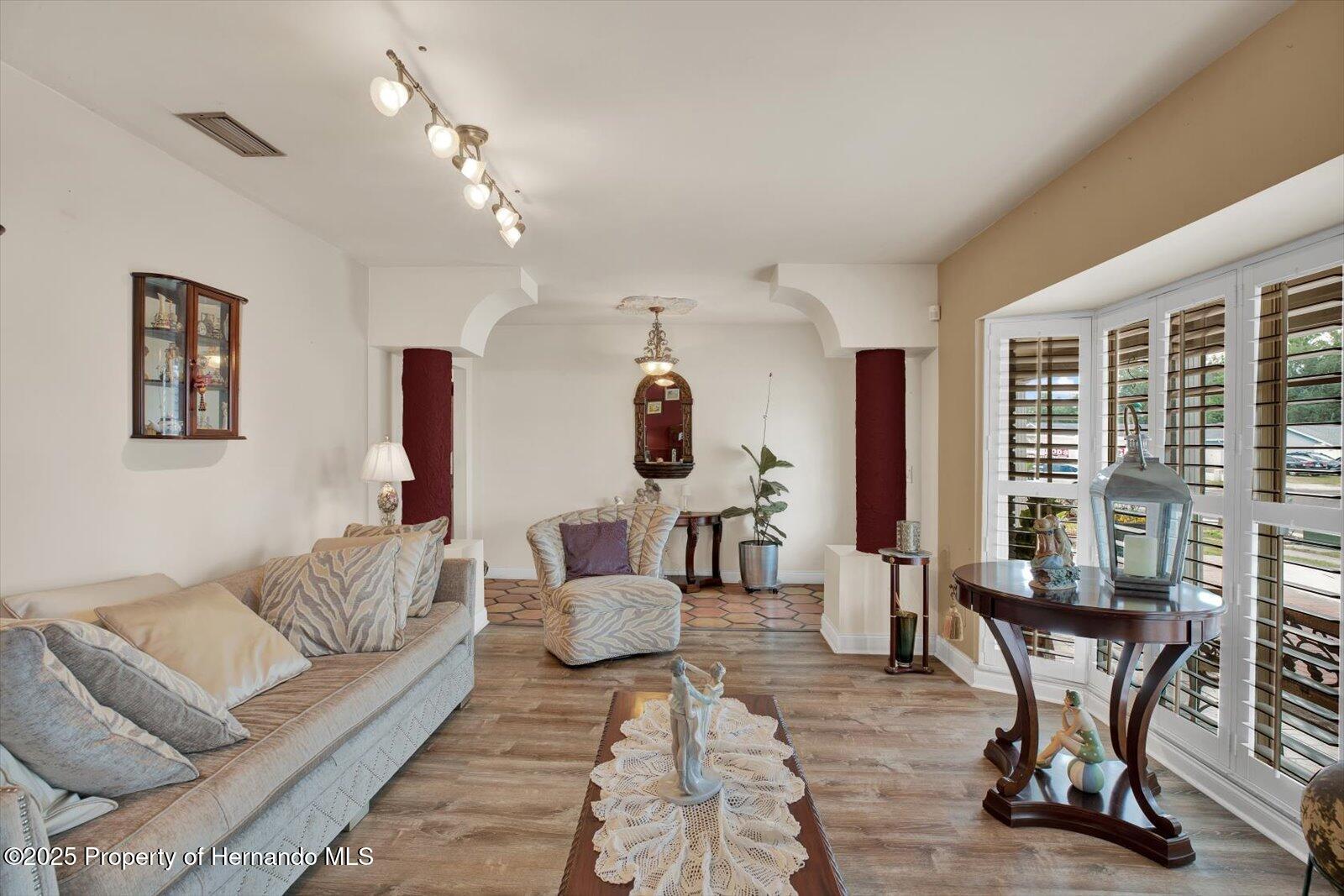 8516 Wooddrift Dr Drive, Tampa, Florida image 7