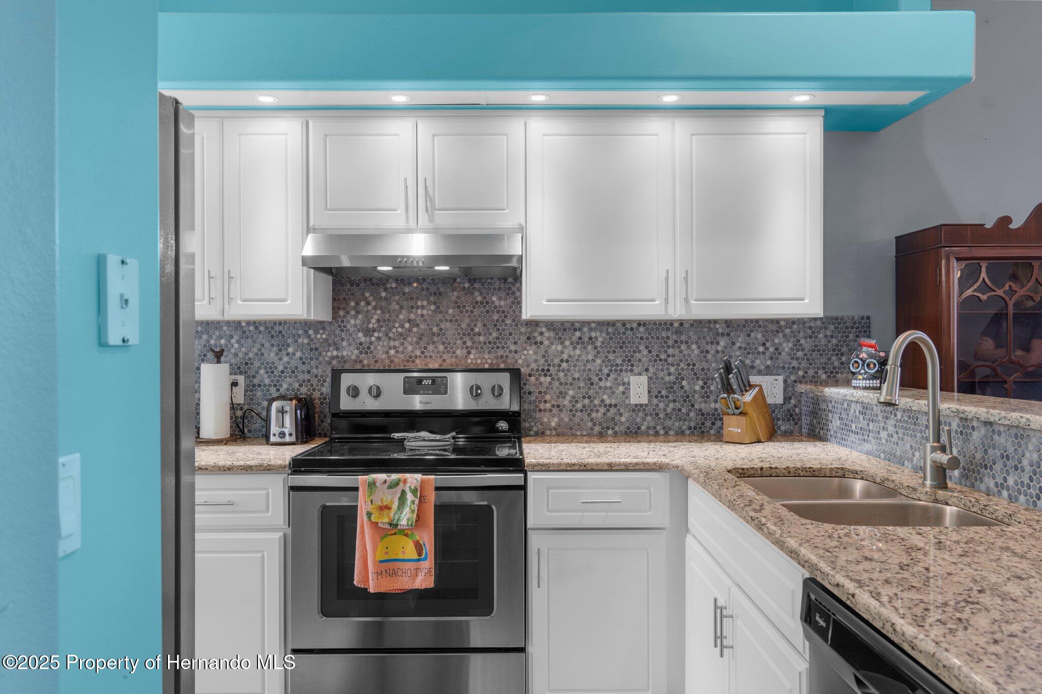 9407 Burnam Drive, Weeki Wachee, Florida image 18