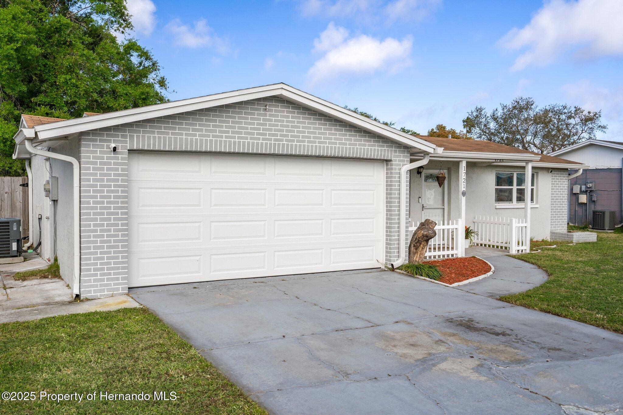 1721 Kenilworth Street, Holiday, Florida image 8