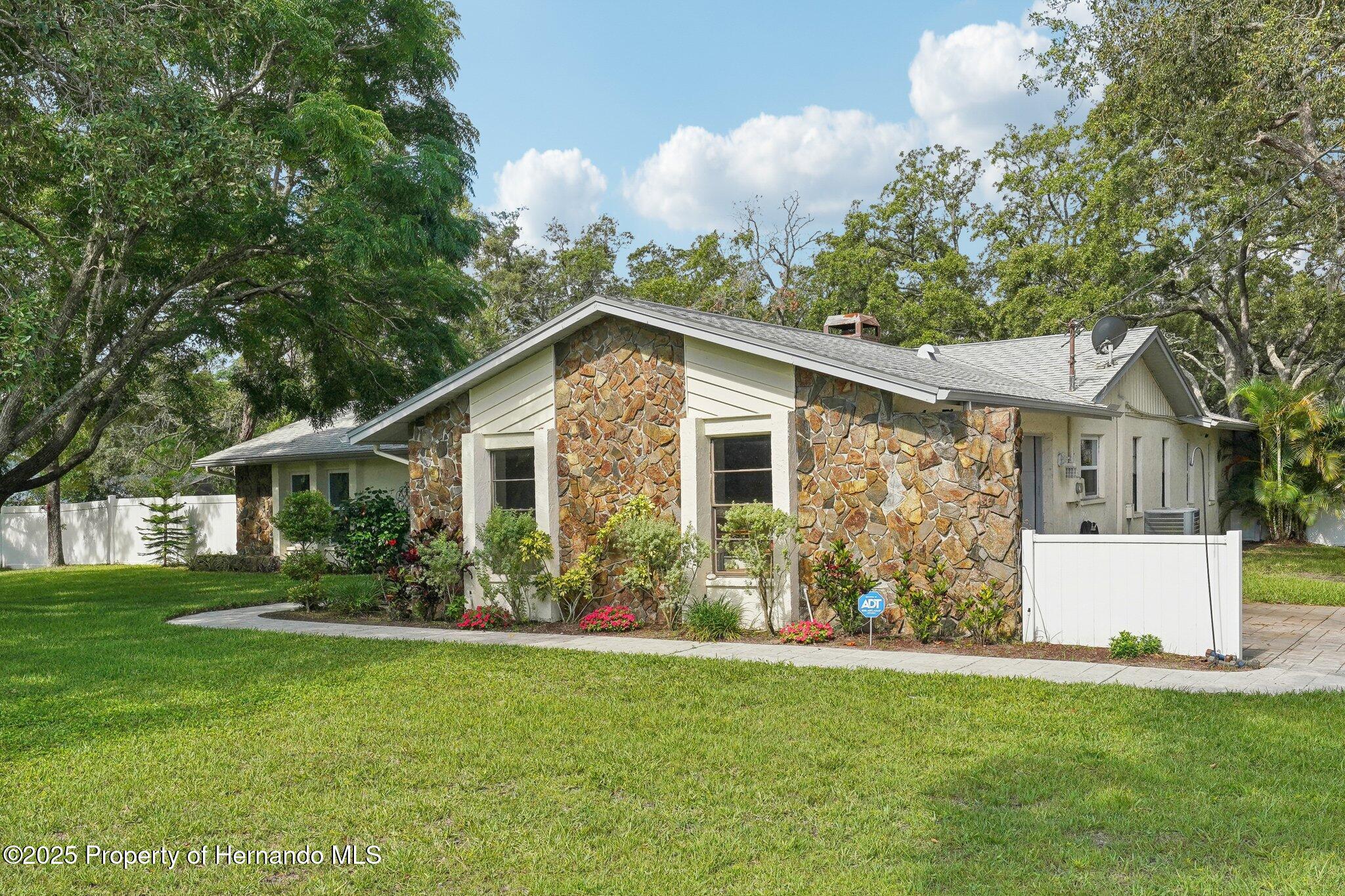 18633 Oak Way Drive, Hudson, Florida image 4