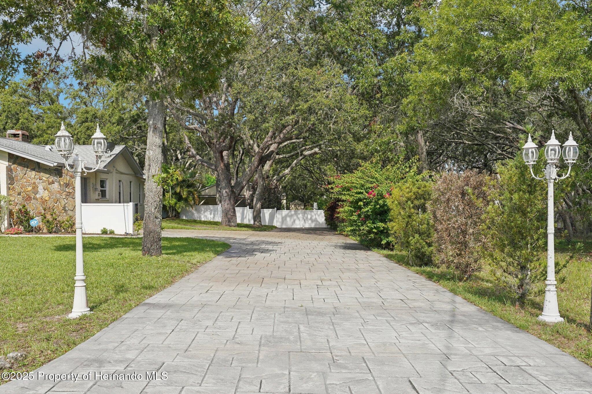 18633 Oak Way Drive, Hudson, Florida image 7