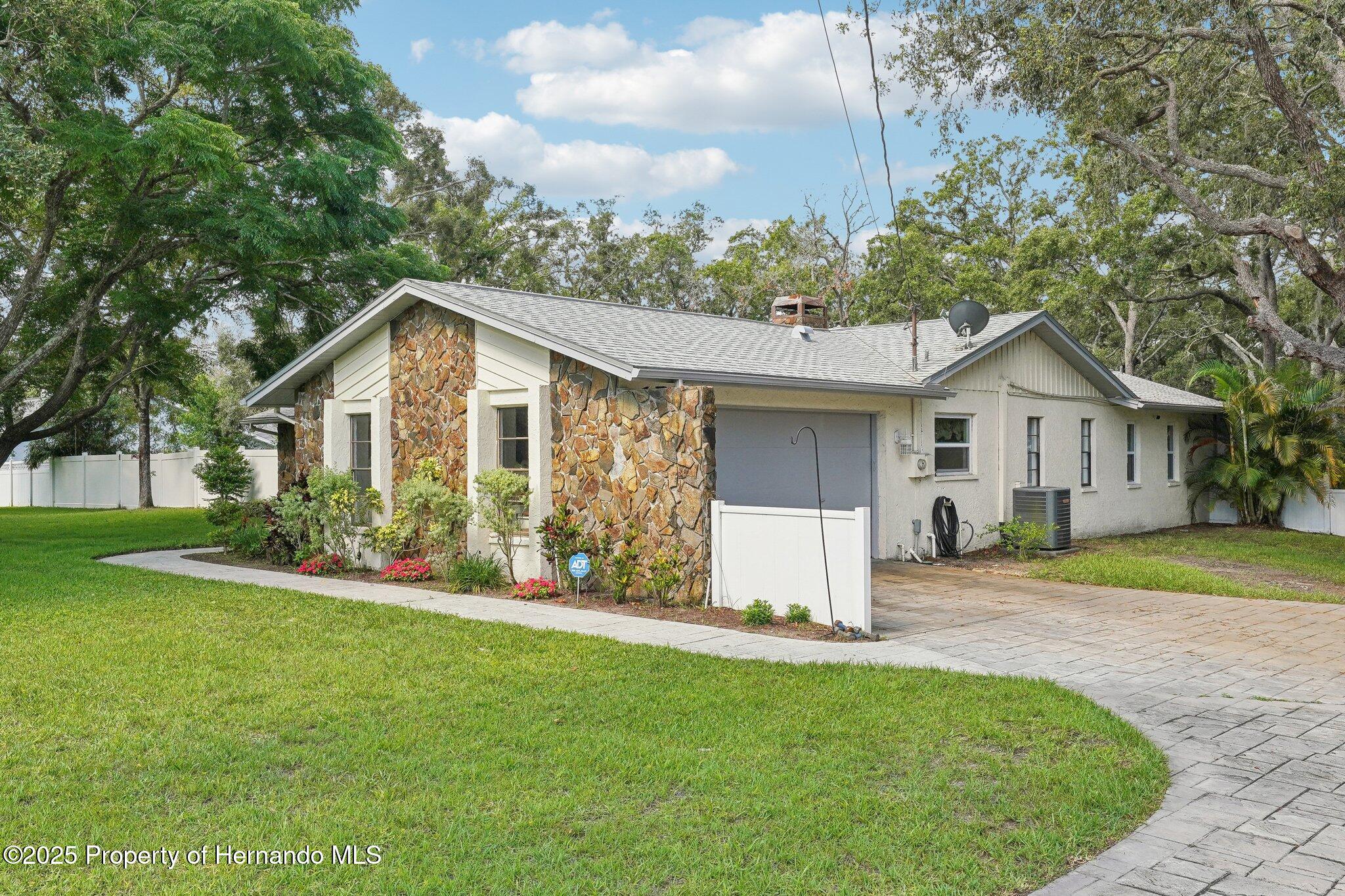 18633 Oak Way Drive, Hudson, Florida image 5