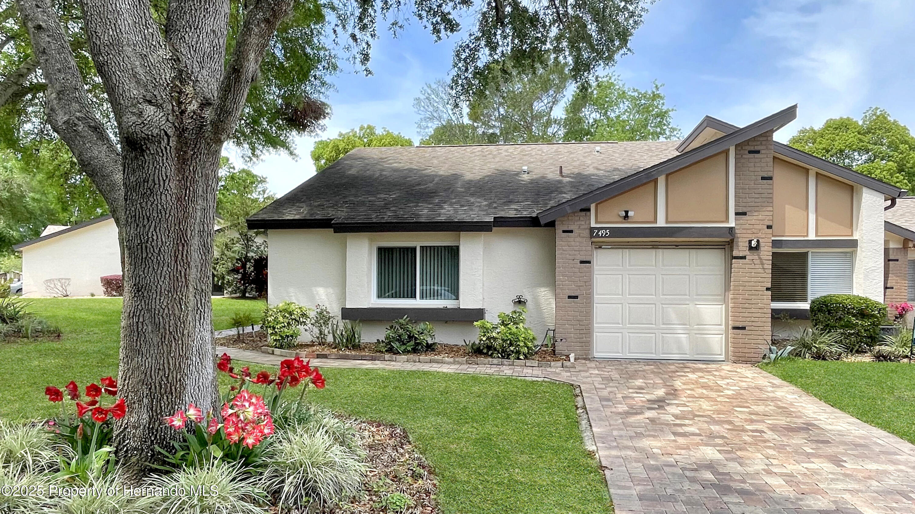 7495 Heather Walk Drive, Weeki Wachee, Florida image 2