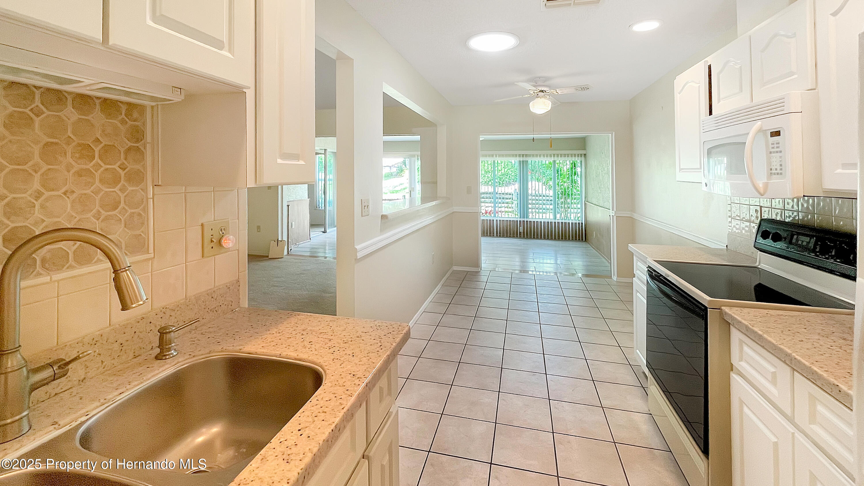 7495 Heather Walk Drive, Weeki Wachee, Florida image 9