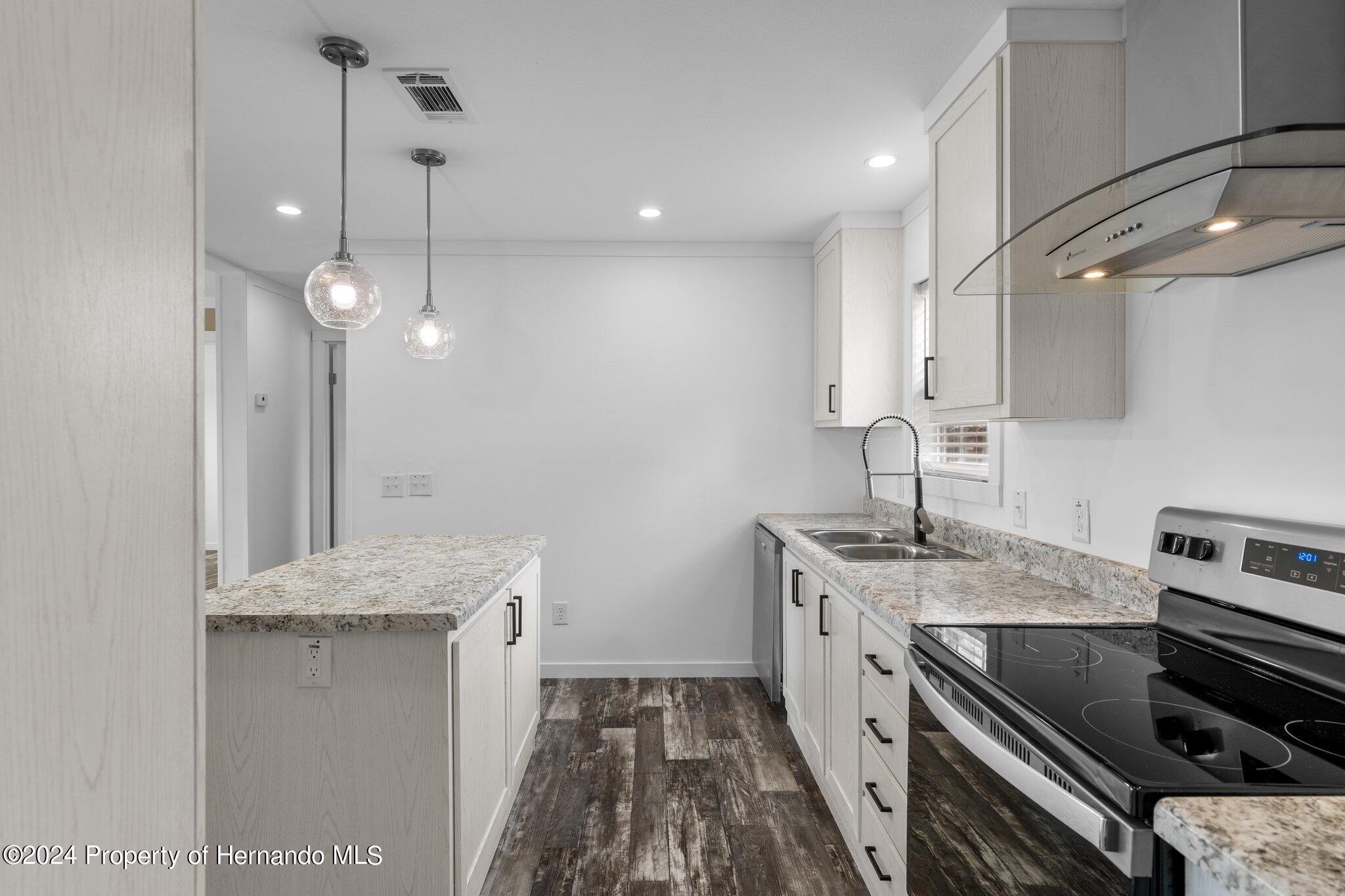 Spring Hill, Florida 34604, United States, 3 Bedrooms Bedrooms, ,2 BathroomsBathrooms,Residential,Pending,33065