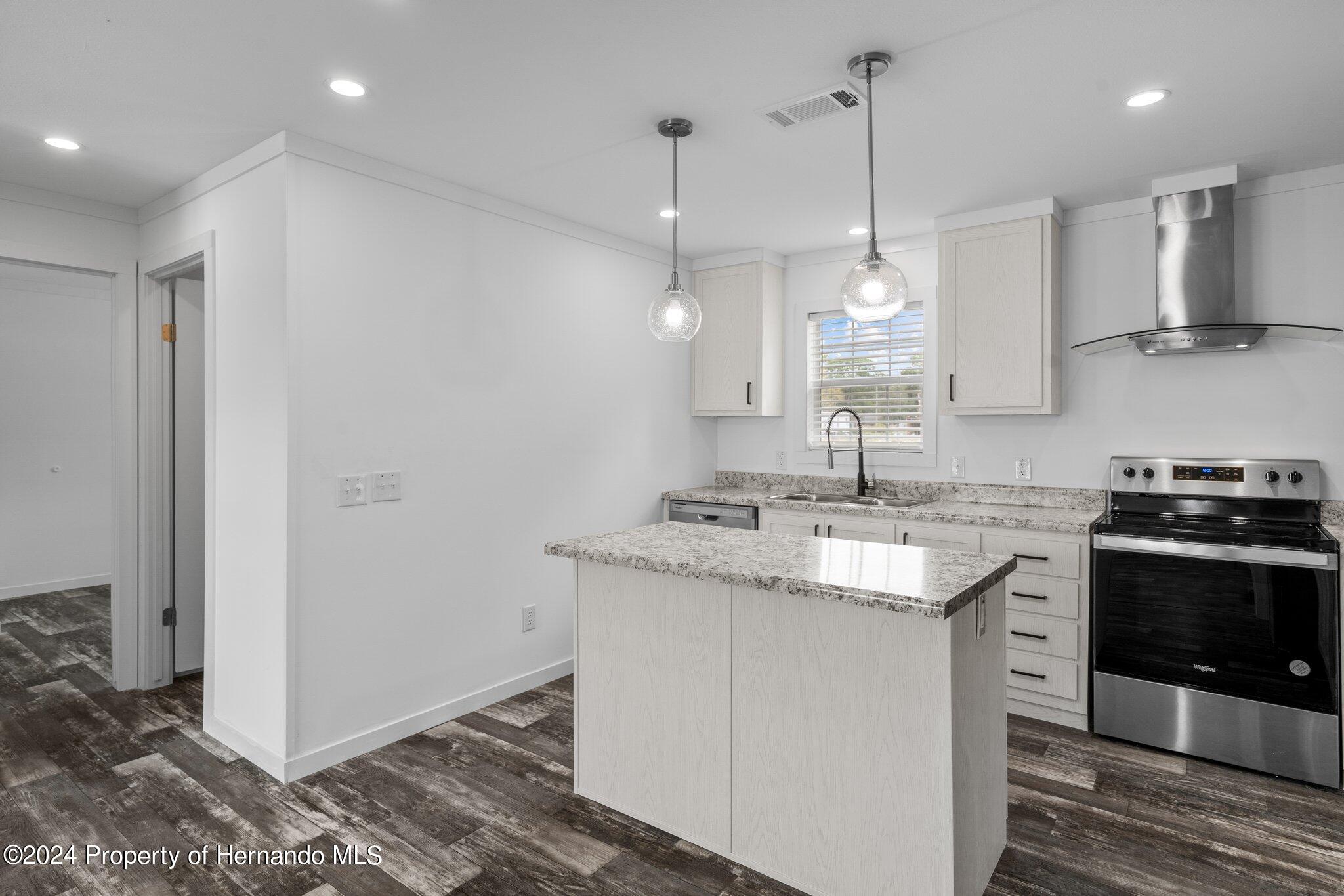 Spring Hill, Florida 34604, United States, 3 Bedrooms Bedrooms, ,2 BathroomsBathrooms,Residential,Pending,33065