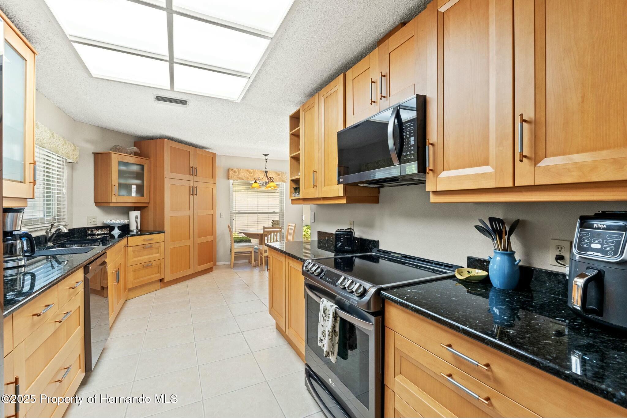 6735 Oak Cluster Circle, Spring Hill, Florida image 9