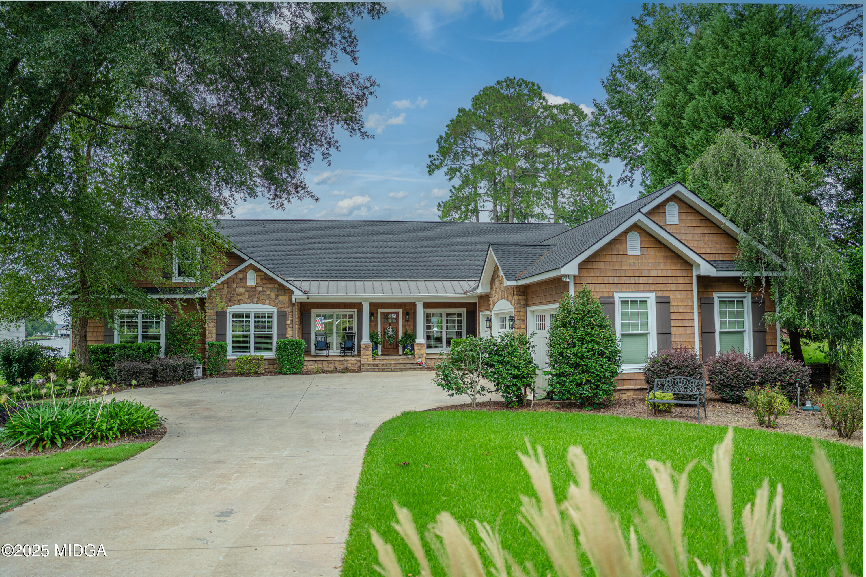 245 Lakeshore Circle NE