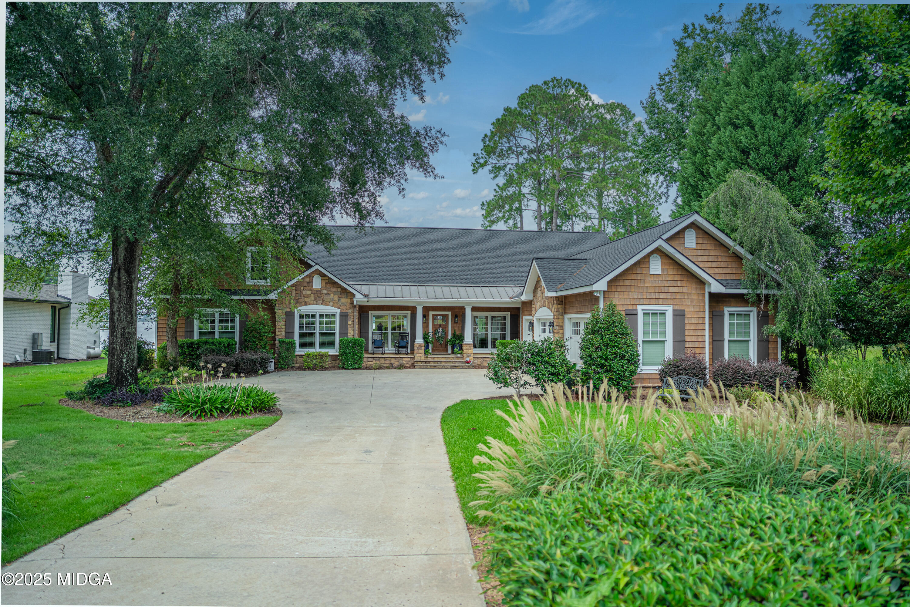245 Lakeshore Circle NE