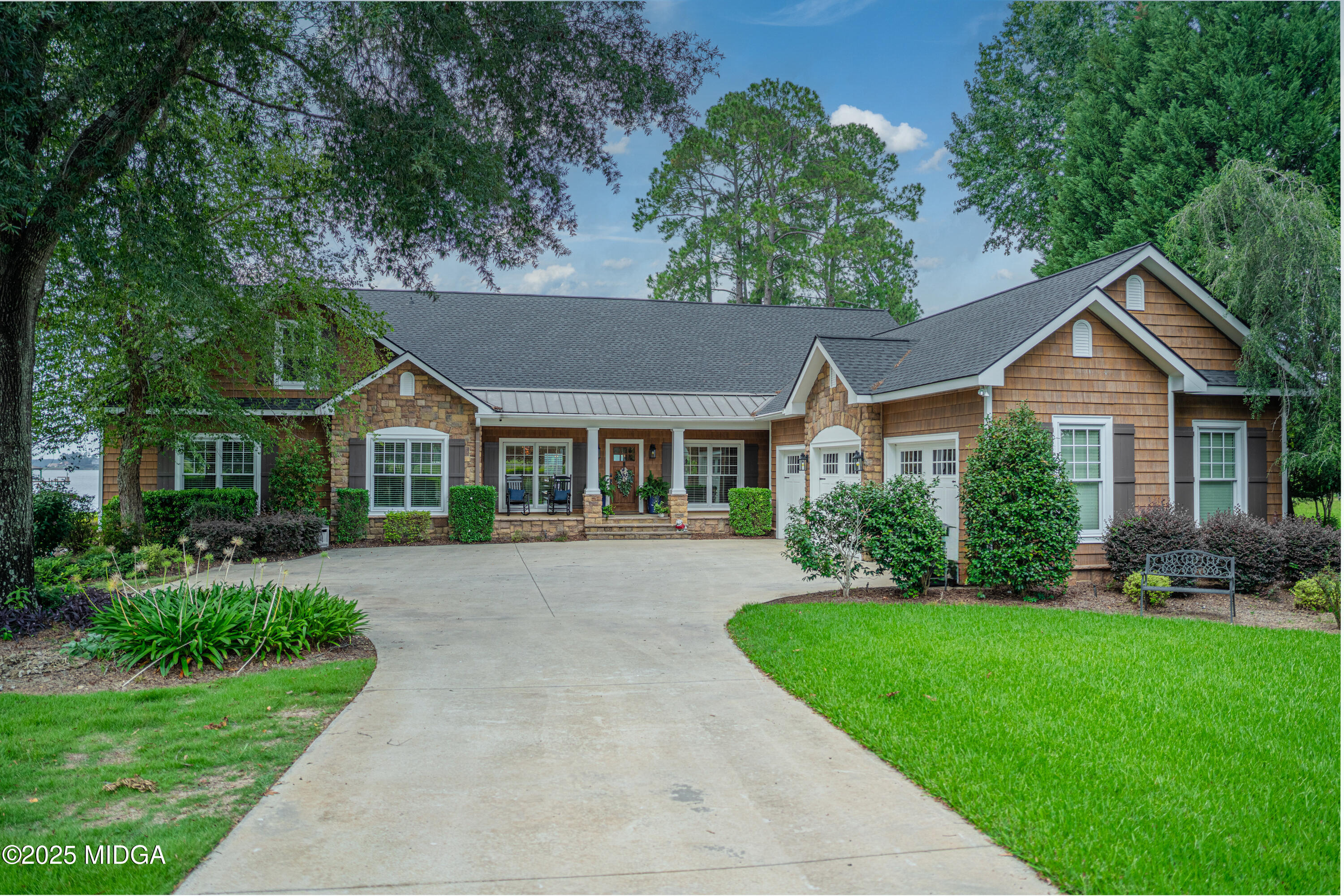 245 Lakeshore Circle NE