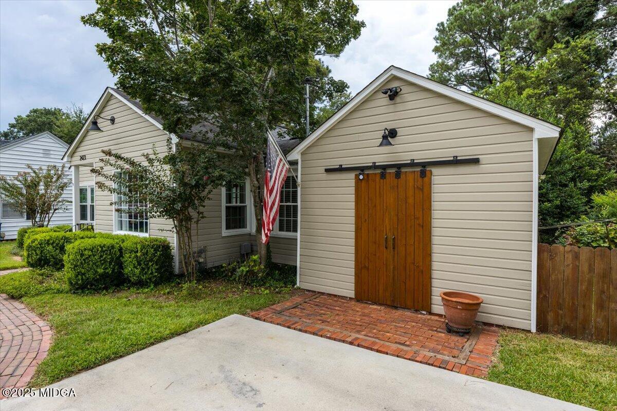 2423 Carlton Way