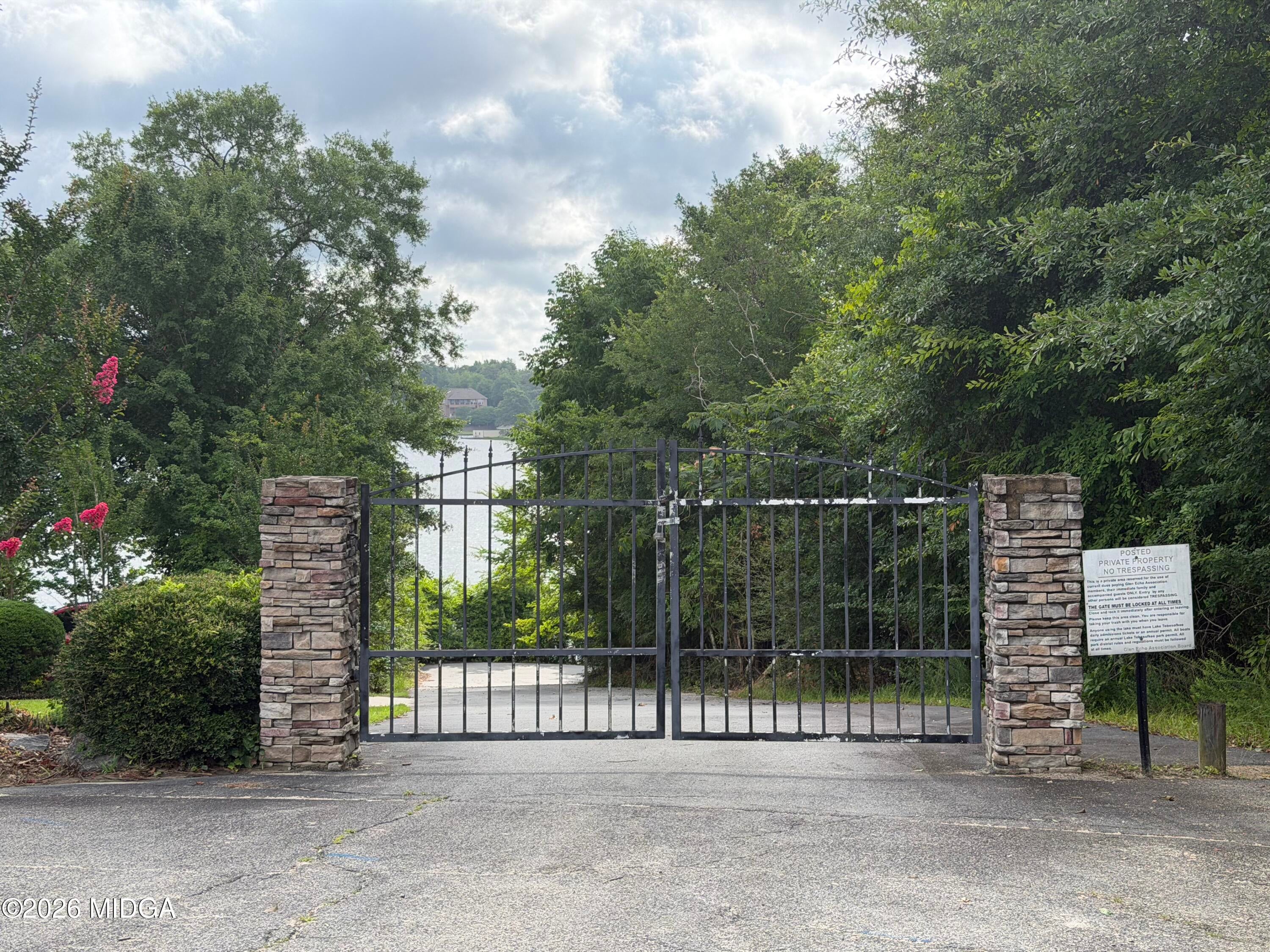 2777 Glen Echo Drive